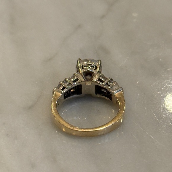 GOLD & DIAMOND Cushion Ring with Baguette Shoulders, 14K Circa 1990s - Picture 4 of 6